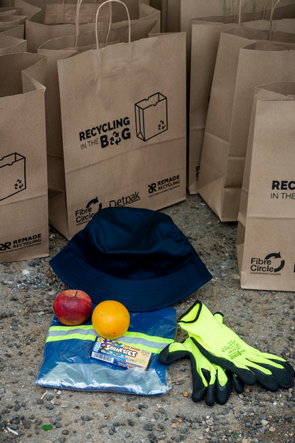 Each collector then received a pie and soft drink, along with a paper goodie bag, naturally in the same material that makes grocery bags, containing a reflective T-shirt, sun hat, safety gloves, fresh fruit and a box of Smarties, also in a recyclable paper box. 